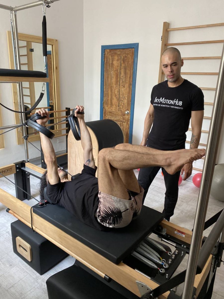 Instructor guiando una sesión de Pilates en IKY Motion Hub